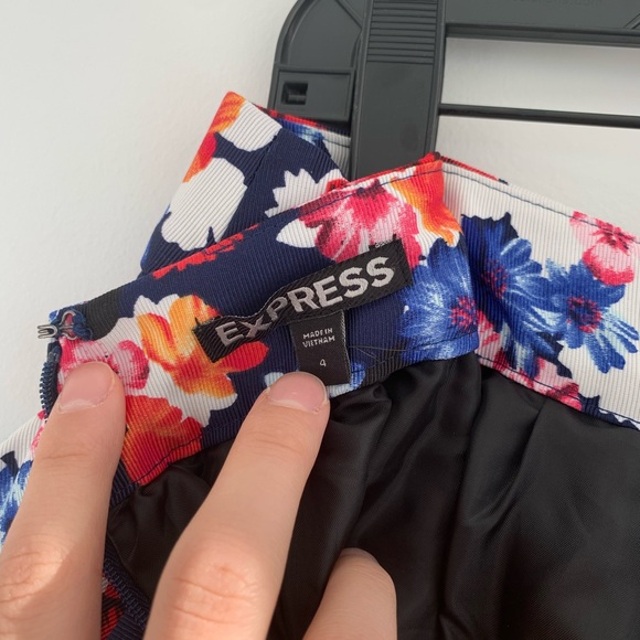 Express Mini Floral Skirt - Picture 5 of 6